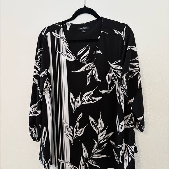 Roz & Ali Tops - Roz & Ali Black and White Leaf Print Blouse